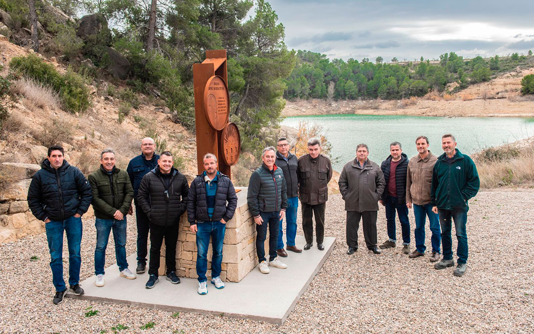 Foto de familia de los miembros de la Junta Central de Usuarios de la Cuenca del Matarraña a finales 2023, junto con el monolito en homenaje a José María Puyol. / M. J Fotografía