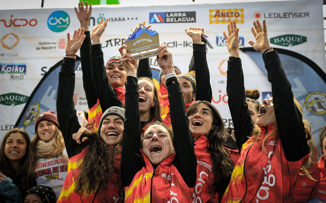 La selección aragonesa femenina festeja el oro del campeonato de España de Snowrunning. / FAM