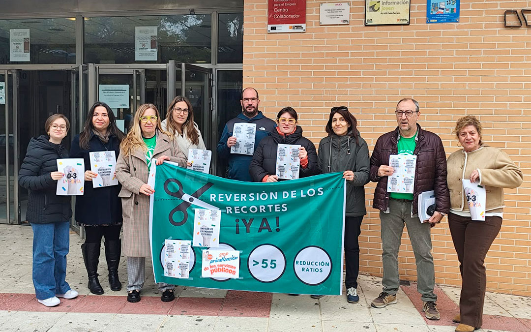 Personal del Departamento de Educación concentrándose./ A.A.