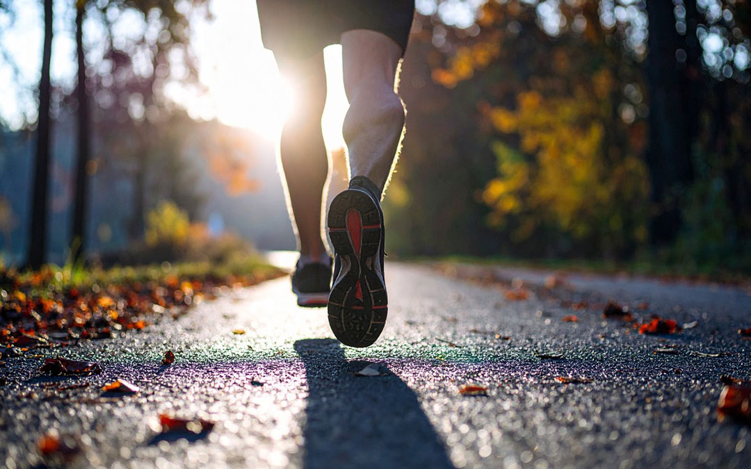 Sufrir una fractura, una contusión fuerte o incluso una cirugía de cadera o rodilla cambia la forma en que el cuerpo se mueve. / L.C.