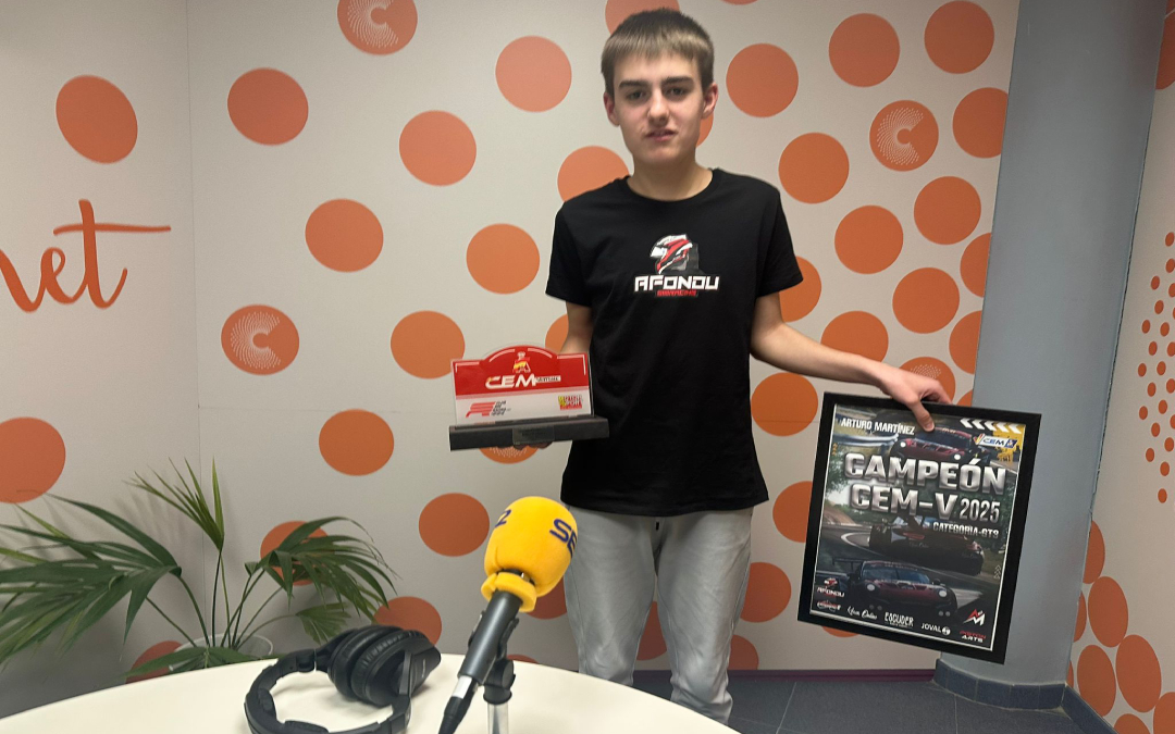 Arturo Martínez posa con su título de campeón de España en simulación virtual de cohes en el estudio de radio de La Comarca / A.M.