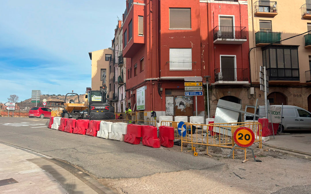 Estado en el que se encuentran las obras en la calle Mayor, que por el momento sigue cortada./ M.M.R.
