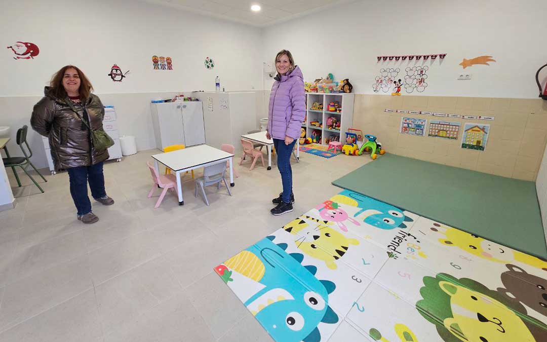 La alcaldesa, Benedí; y la vicepresidenta de la DPT, Martín, en la escuela infantil de Castellote / La COMARCA