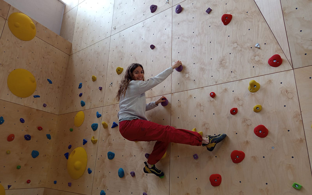 Marta Marcoval, vecina de Alcañiz, probando el nuevo rocódromo de Calaceite./ M.J. Salvador