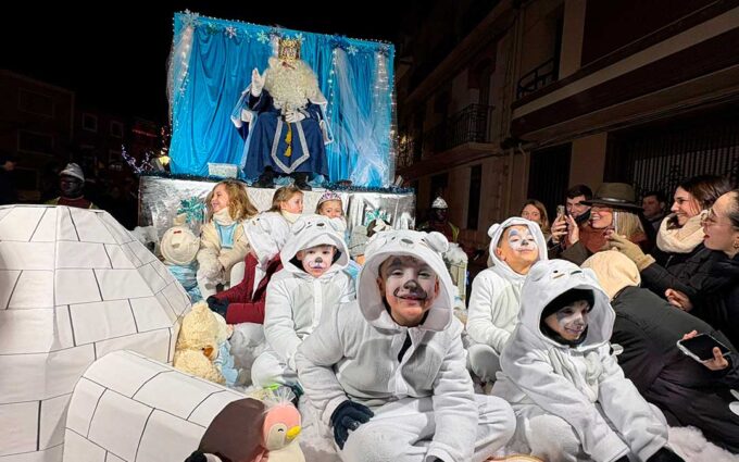 En ferrocarril, tractores o coches clásicos: así han llegado sus Majestades al Bajo Aragón Histórico