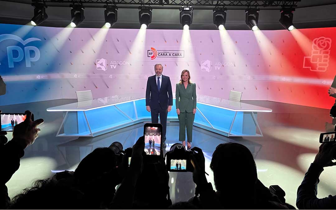 Los candidatos a la presidencia del Gobierno de Aragón, Jorge Azcón (PP) y Pilar Alegría (PSOE) instantes antes de iniciar el debate organizado por Aragón TV este martes / CARTV