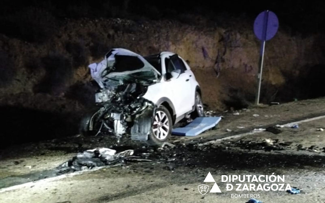 Uno de los coches siniestrados en el choque frontal en la N-211 en Caspe. / Diputación de Zaragoza