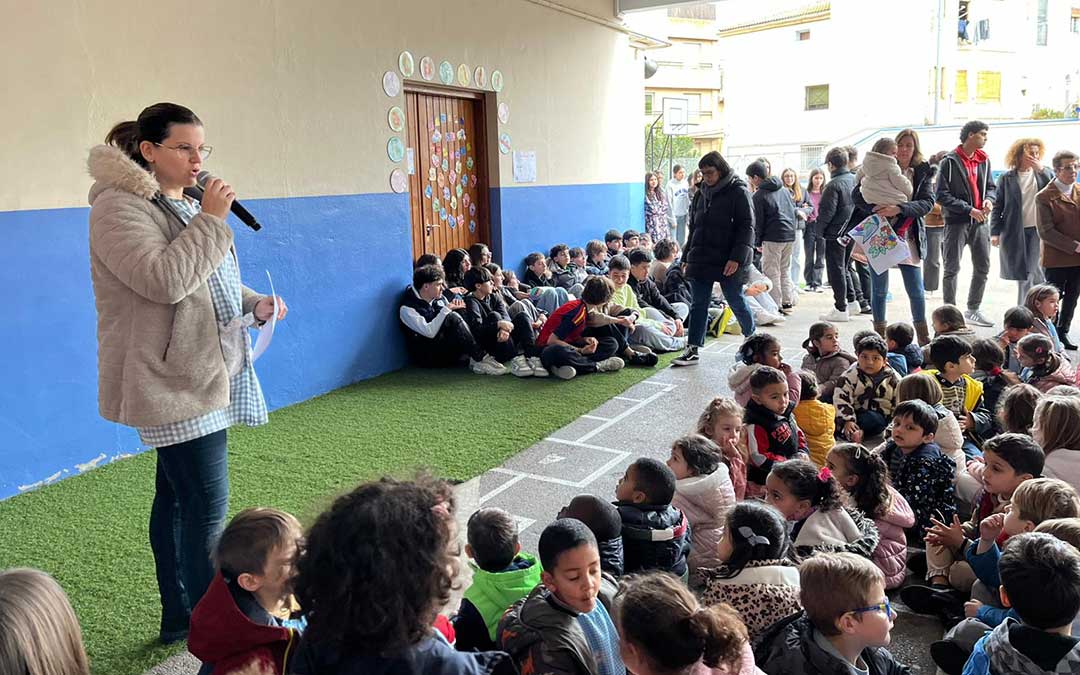 Día de la Paz y la No Violencia escolar en el colegio Santa Ana de Caspe. / L.C.