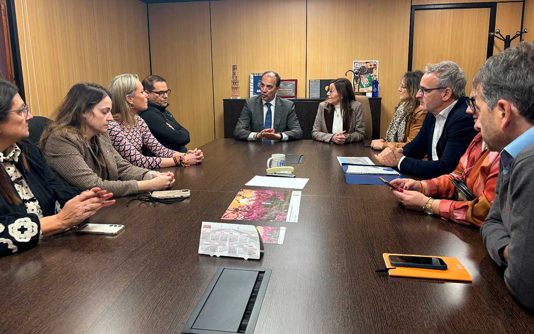 Reunión entre la alcaldesa de Caspe y el consejero de Sanidad junto con otros miembros del Ayuntamiento y de la consejería / La COMARCA