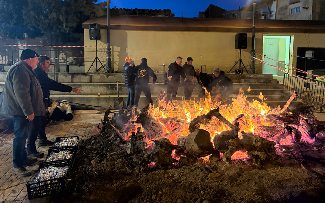 Con el fuego ya listo, se empezó a preparar la cena. / A.Z