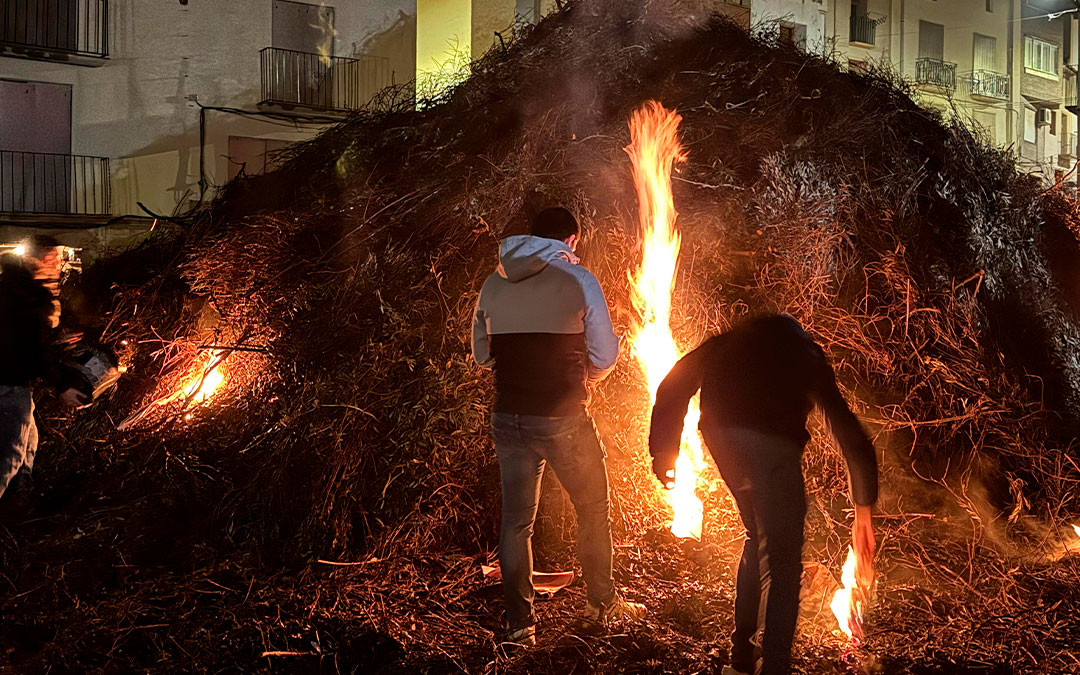 Prendiendo fuego a la leña./ L.A.
