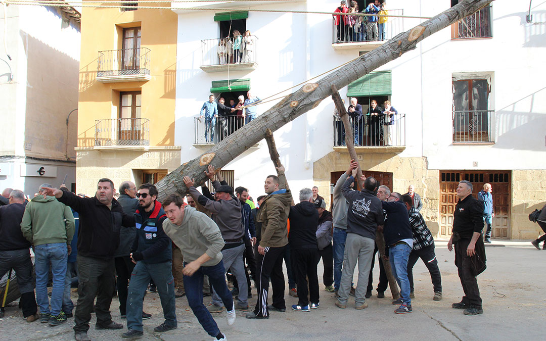 Nacho Sodric dando indicaciones para salir a un balcón y reforzar allí tirando de las sogas. / B. Severino