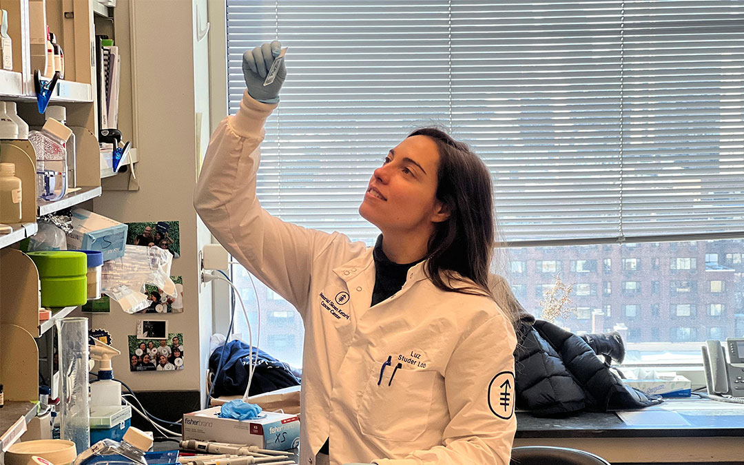 La investigadora ha confirmado el gen que crea la diversidad en las neuronas./ Luz Jubierre