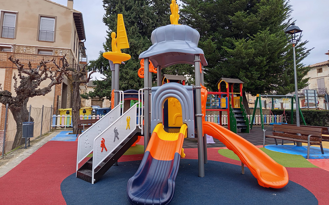 Nuevo elemento del parque infantil, en la Plaza Pascual Buendía de Cretas./M.J. Salvador