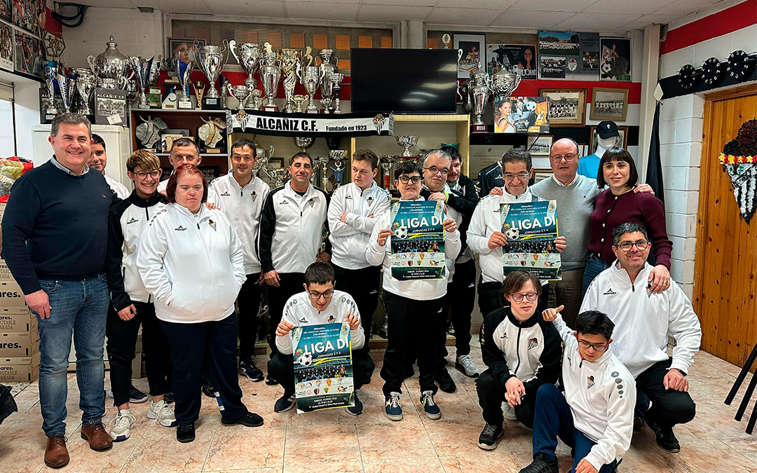 Eduardo Orrios, Antonio Navarro y Marta Alquezar junto a la plantilla del Alcañiz CF Diversidad./ Mario Jiménez