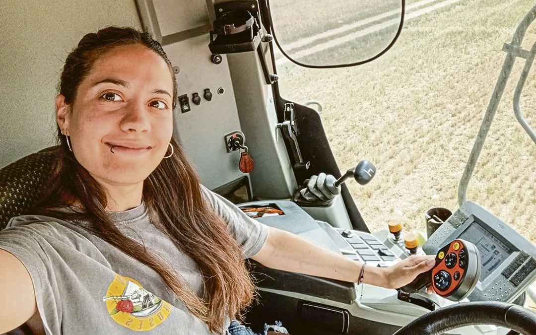 Ester Rubio dentro de su tractor. La turolense inicio hace siete años un camino junto a sus hermanas en el sector primario. Archivo