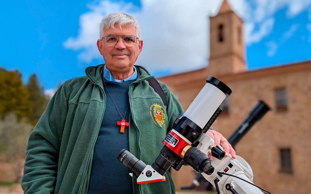 Fray Fernando, en la plaza del Monasterio del Olivar, con un telescopio con el que observan las estrellas / F.F.