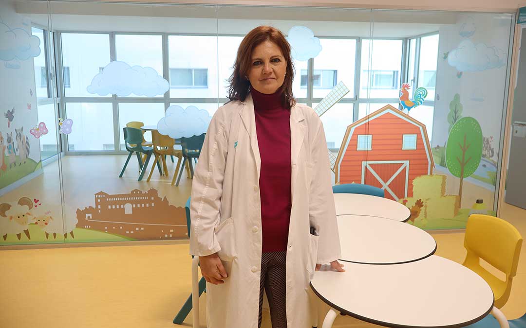 La directora, en la sala de juegos de pediatría / L. Castel