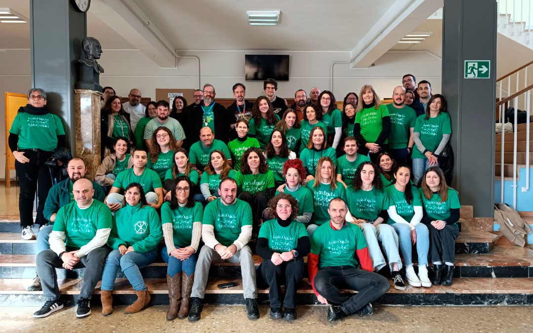 Equipo directivo y docente del IES Mar de Aragón, en el recreo, con camisetas reivindicativas a favor de la huelga./ IES Mar de Aragón