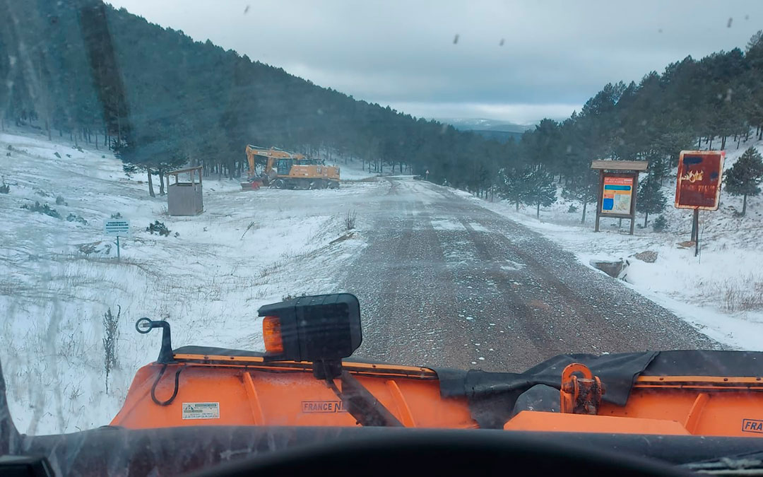 Dispositivo de vialidad invernal actuando entre Cantavieja y Mosqueruela este sábado. / DPT