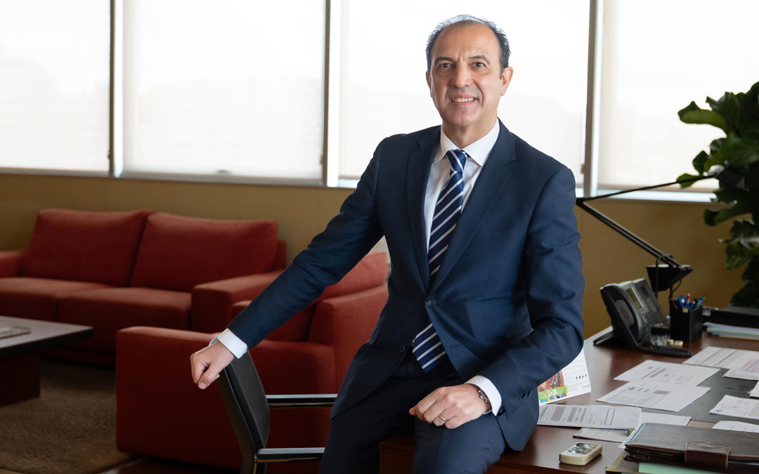 El consejero de Sanidad, José Luis Bancalero, en su despacho./ L.C.