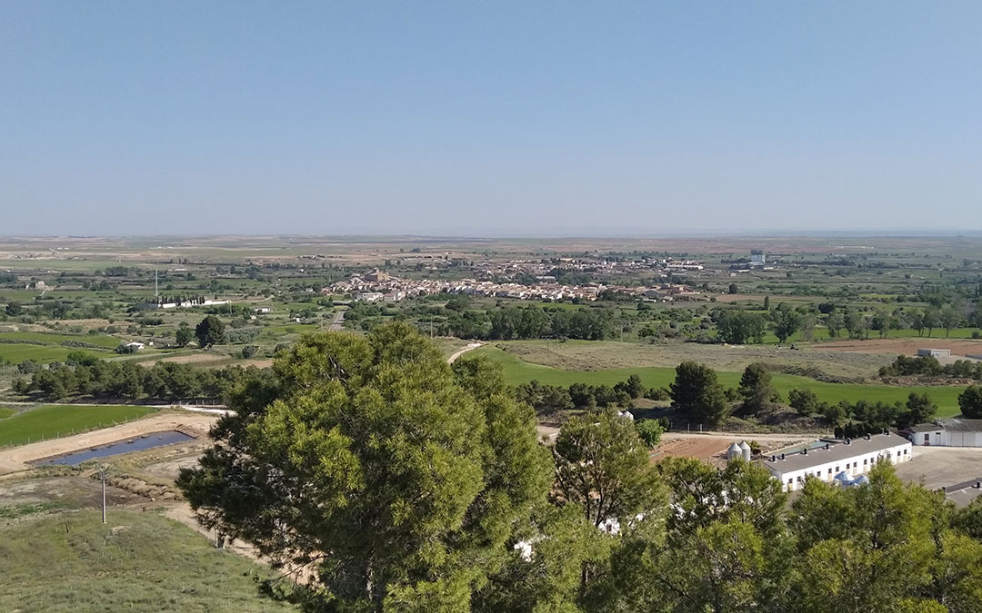 Panorámica de La Puebla de Híjar, rodeada de huerta y al fondo, las áreas industriales. / B. Severino