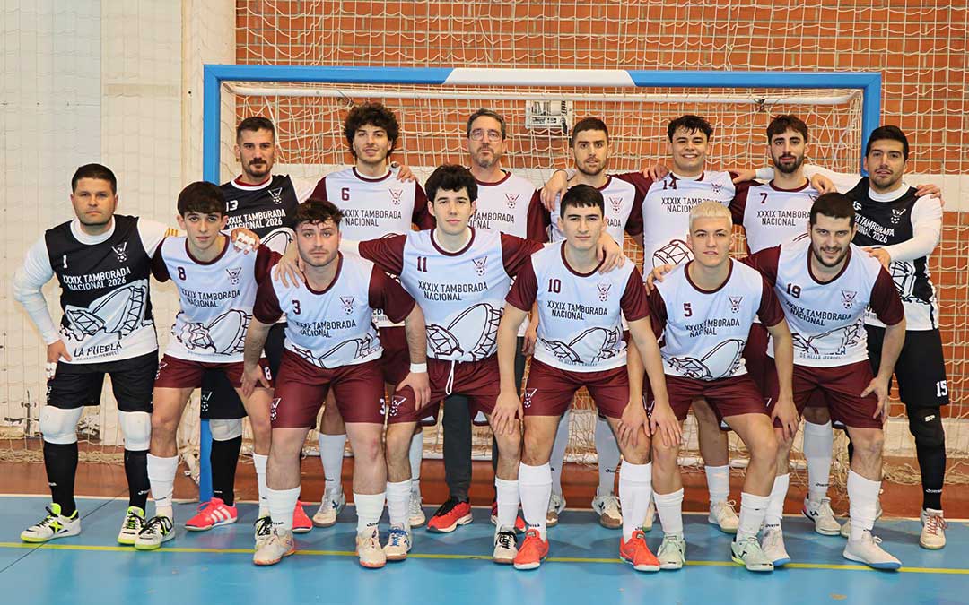 Foto de grupo del Zafán F.S. junto al alcalde, Pedro Bello, con las camisetas conmemorativas de la Tamborada Nacional 2026 en La Puebla de Híjar. / @zafanfs