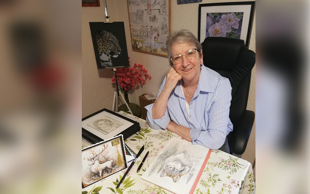 Anji Luke en su estudio con dibujos suyos. En Navidad se ha centrado en las postales. / Archivo personal