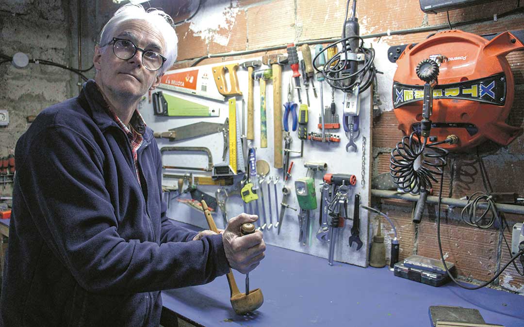Antonio Piazuelo, en su ordenado taller o, como él prefiere llamarlo, su juguetería. / B. Severino