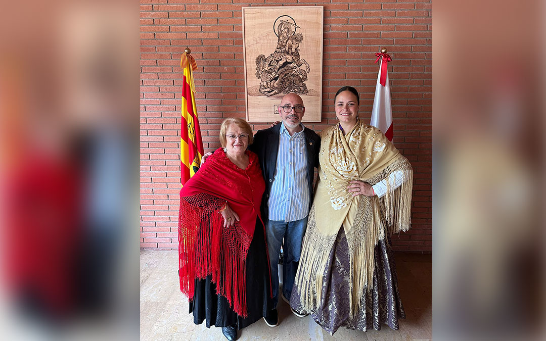 Carlos Andreu bien rodeado en el día de Aragón en el centro aragonés de Santa Coloma con la imagen de San Jorge que pirograbó para honrarlo cada 23 de abril. / Archivo personal