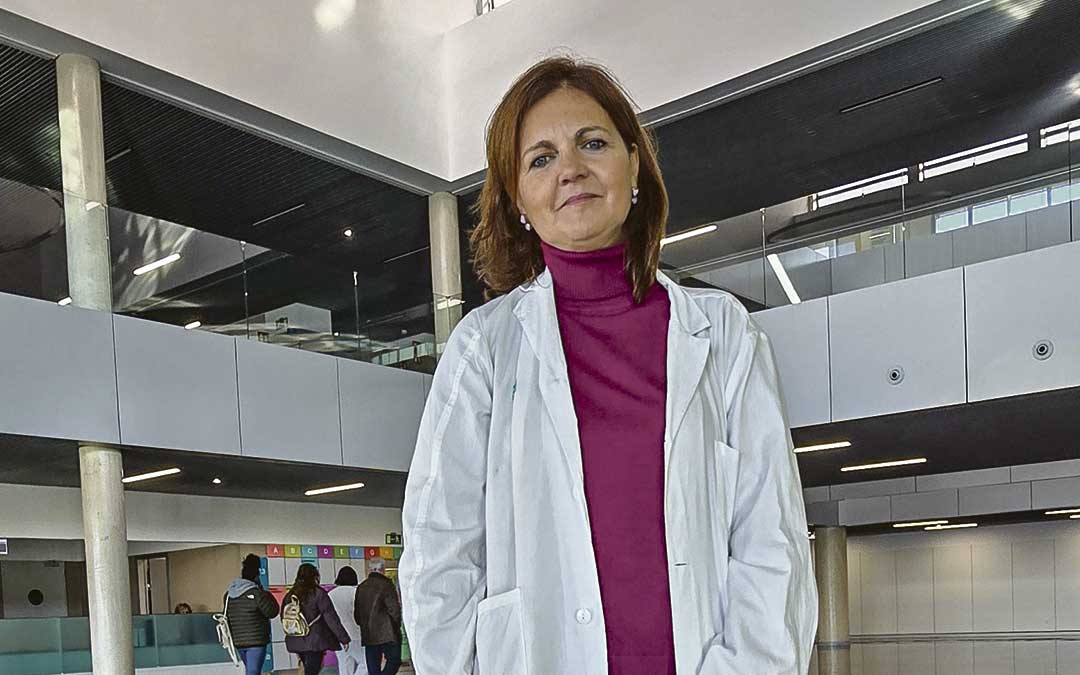 Carmen Gan en la entrada del nuevo Hospital / Eva Defior