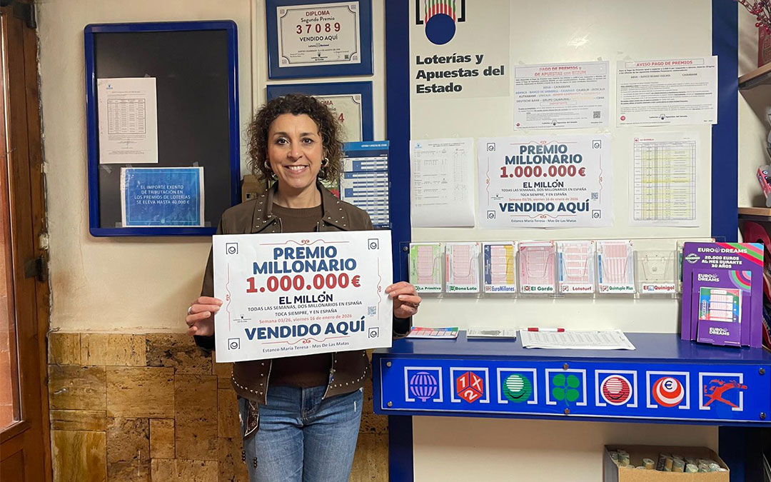 Olga Esteban posa con el premio millonario vendido en el estanco de Más de las Matas. / S.F.