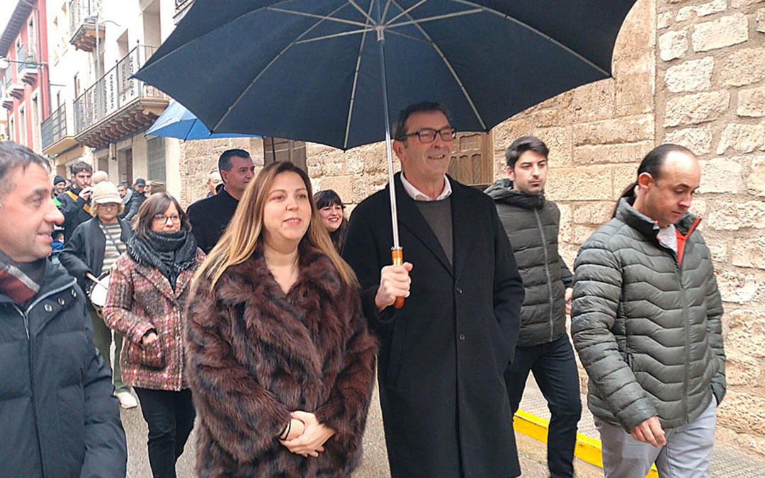 Foto de Rafael Guía y María Ariño, en la procesión de San Antonio en Mas de las Matas. / PSOE Aragón