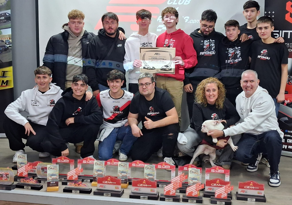 Arturo Martínez y algunos de sus compañeros de Guadalope Experience posan con los trofeos conseguidos / A.M.