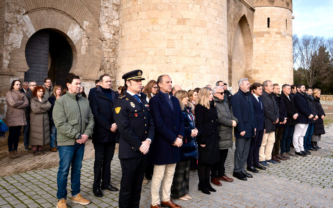 Minuto de silencio este lunes a las puertas de la Aljafería./ DGA