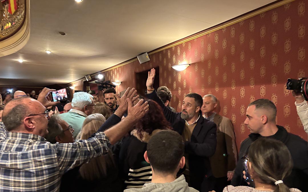 Santiago Abascal a su entrada al teatro de Alcañiz./ M.M.R.