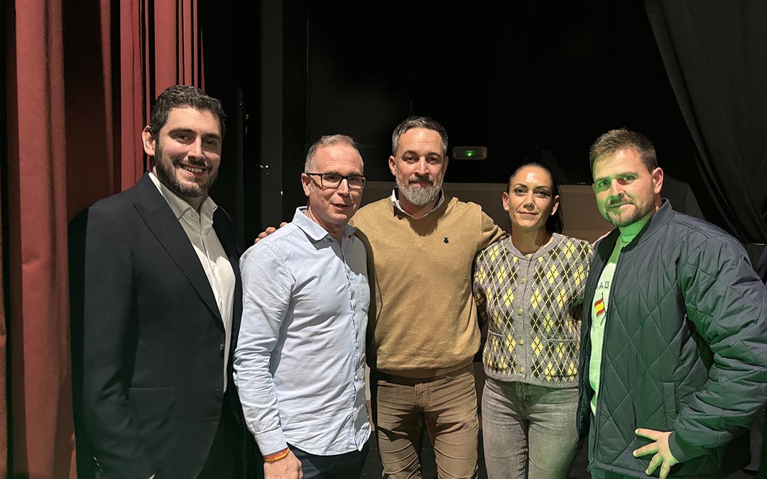 Abascal y Nolasco con los tres concejales del Bajo Aragón Histórico./ M.M.R.