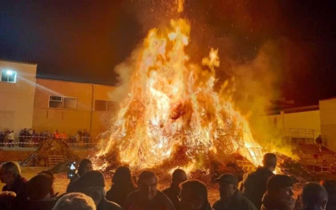 La hoguera fue el epicentro de la fiesta, el viernes./ Cedida
