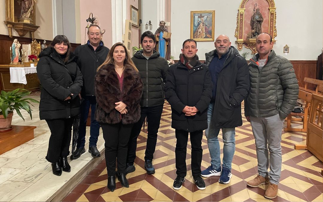 Miembros de la corporación municipal junto con el mochiganguero, Luis Borrás, y los presidentes de las cooperativas del municipio./ S.F.
