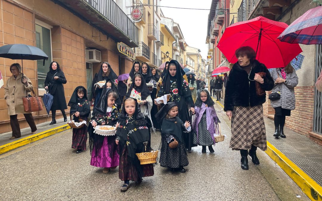 Panbenditeras de camino a la iglesia./ S.F.