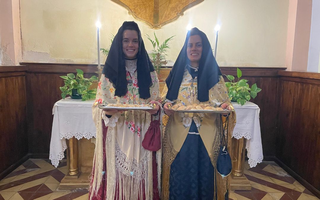 Dos hermanas y panbenditeras./ S.F.