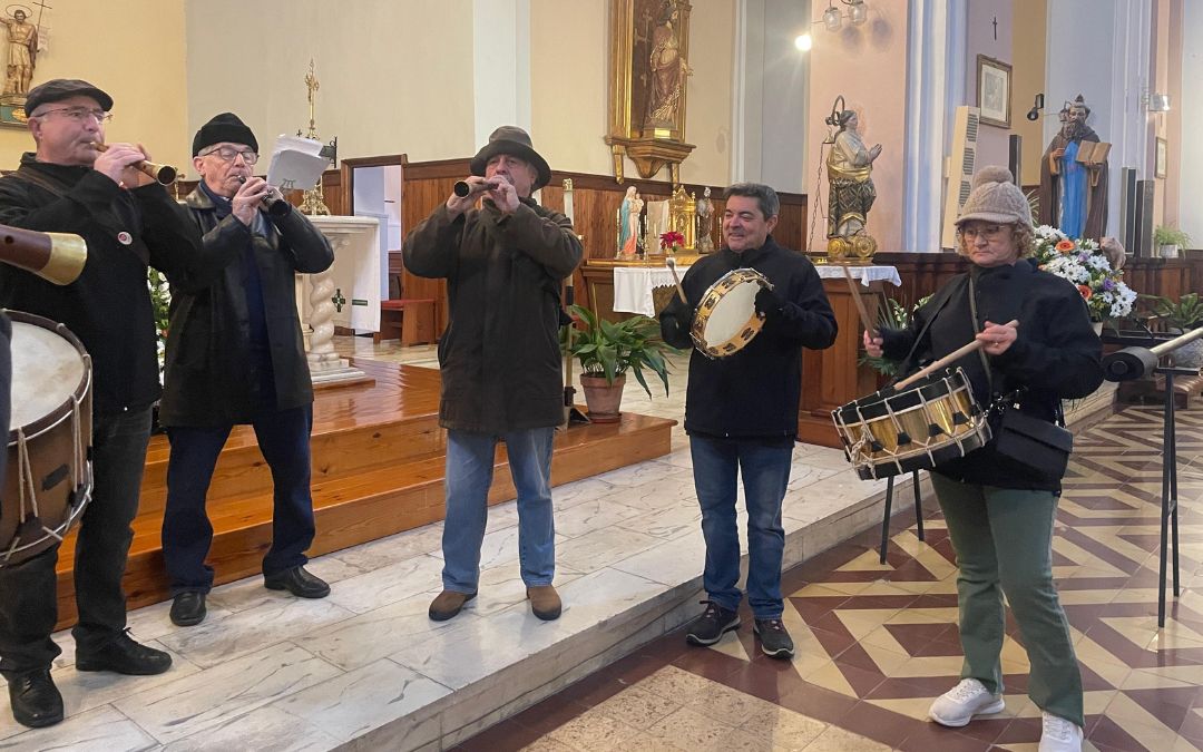 La música ha amenizado una mañana que ha tenido que transcurrir al resguardo de la lluvia./ S.F.