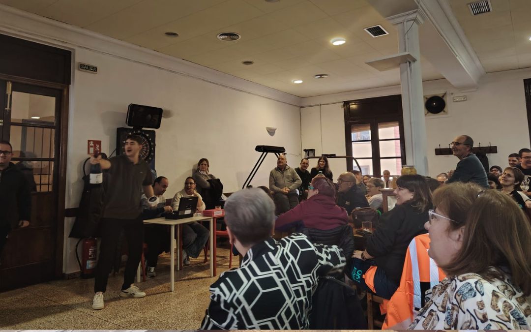 La subasta o manda permite financiar las fiestas de San Antón./ Andrés Giner