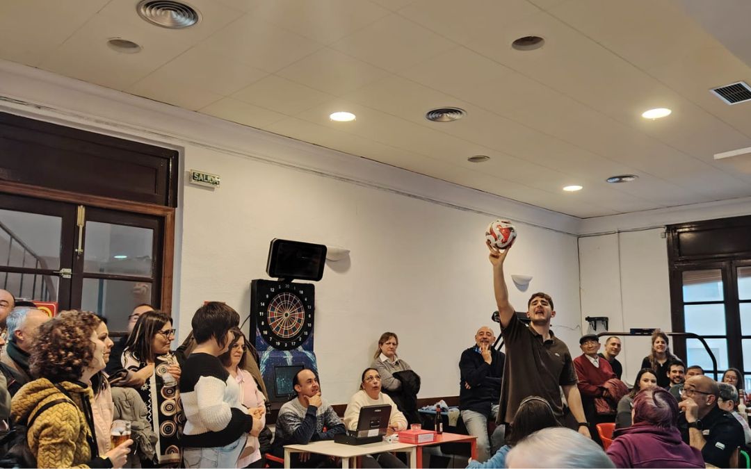 Puja por el balón firmado por el equipo de fútbol local./ Andrés Giner