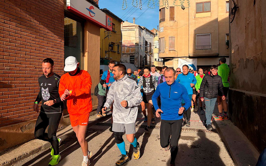 Salida de la trail desde la plaza del pueblo este domingo en Nonaspe. / A.Z