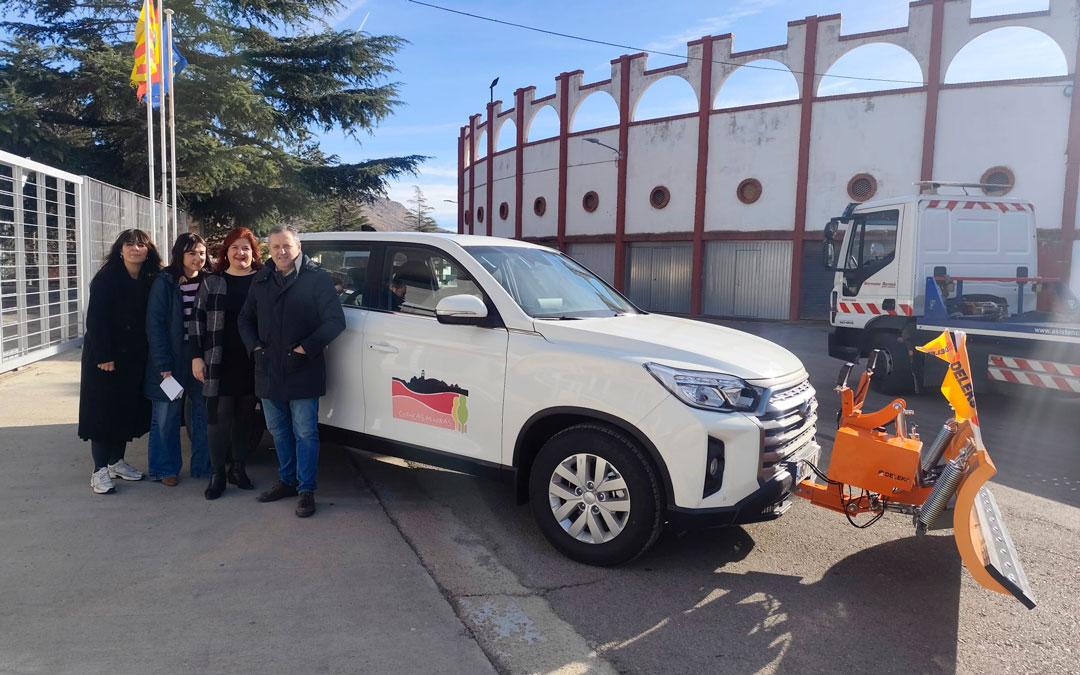 Algunos de los representantes de la Comarca con el vehículo./ CUENCAS MINERAS