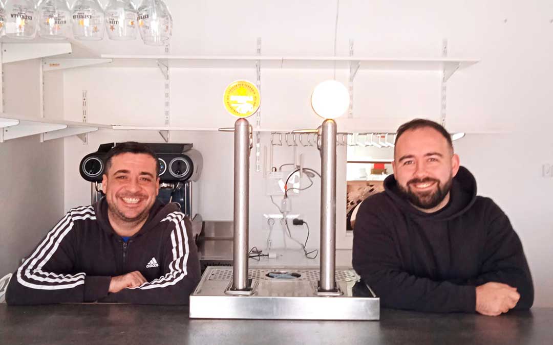 David y su hermano Sergi, detrás de la barra del bar de las piscinas de Mazaleón / Cedida