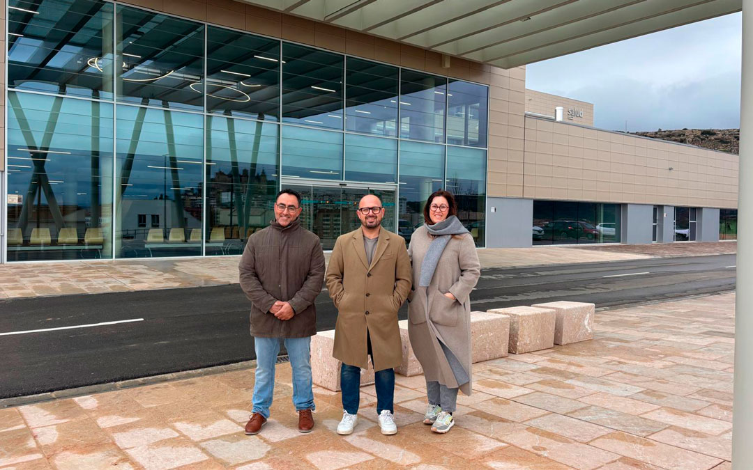 Parte de la candidatura del PAR frente al Hospital de Alcañiz./ M.M.R.