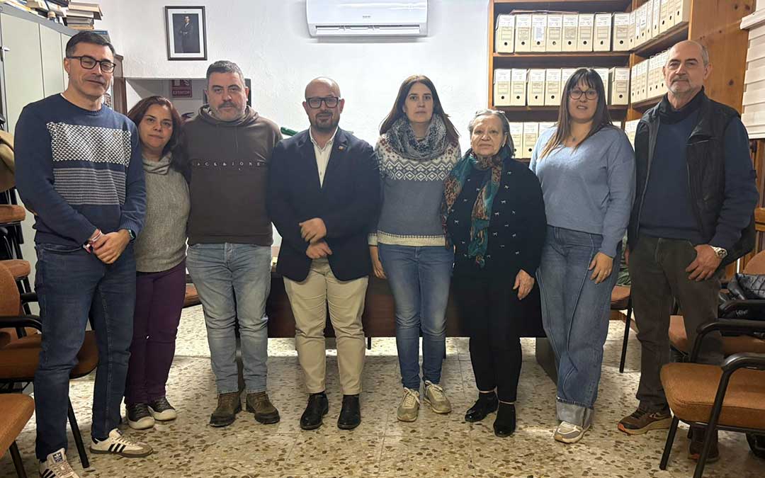 Representantes del PAR con los alcaldes afectados por el tráfico pesado de arcillas./ PAR