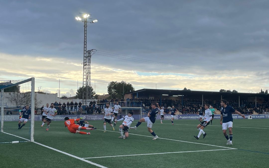 Momento del primero gol del Caspe./ S.F.